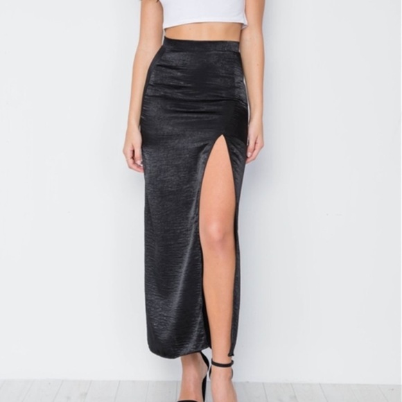 Night and Day long satin skirt with slit - Picture 2 of 10